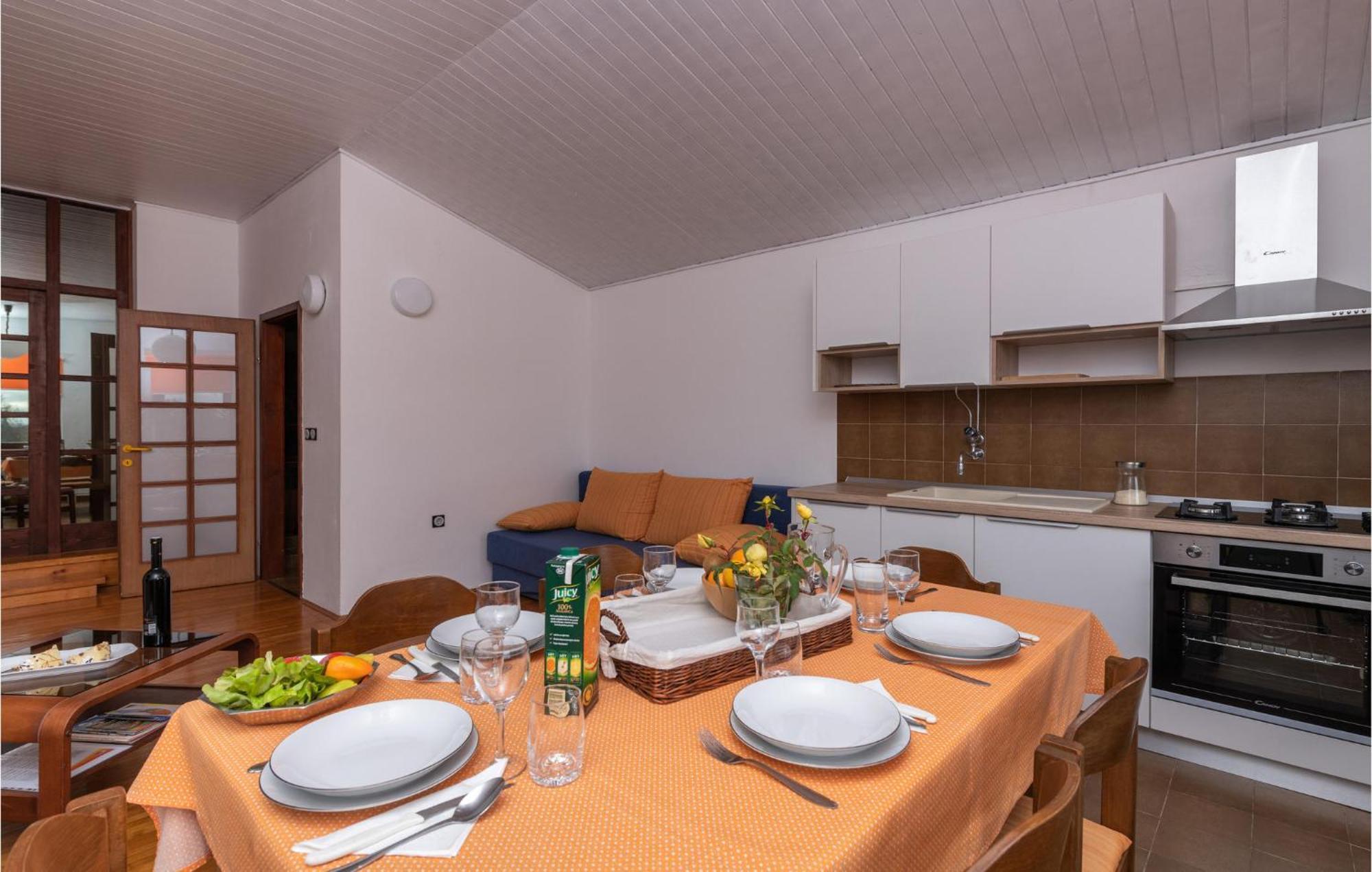 2 Bedroom Awesome Apartment In Barban الغرفة الصورة